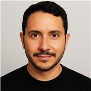 Profesor licenciado en literatura, enseñando español para extranjeros